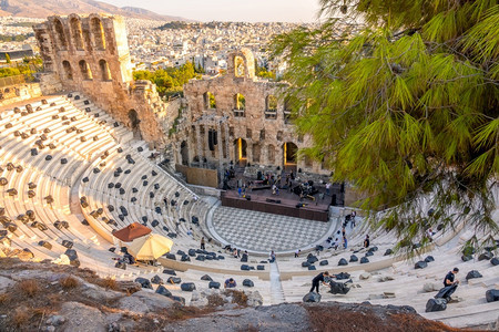 古董希腊雅典夏日阳光明媚的一天在古希腊剧场热洛底斯阿提库现代音乐会的奥德翁举行现代音乐会排练结石考古学图片