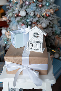 卡片木制的乡村新年树背景上绑带丝的礼品盒12月3日交付的木历新年象征12月3日图片
