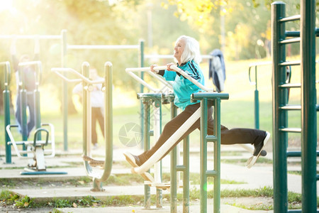 练习人类为了70岁的年长女子在明秋晚举行腿外锻炼会7月15日图片
