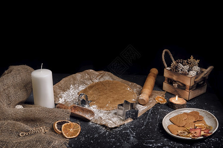 为了新的年和圣诞节烹制姜饼卷面团蜡烛新年室内装饰为新年和圣诞节烹制姜饼厨房图片