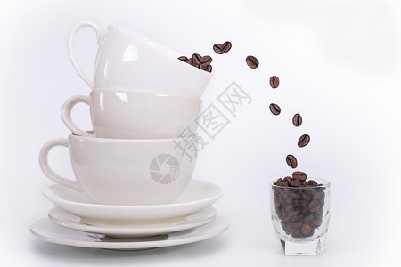 浓咖啡可口餐厅豆落到白底的玻璃杯中隔绝在白色背景下的玻璃杯里图片