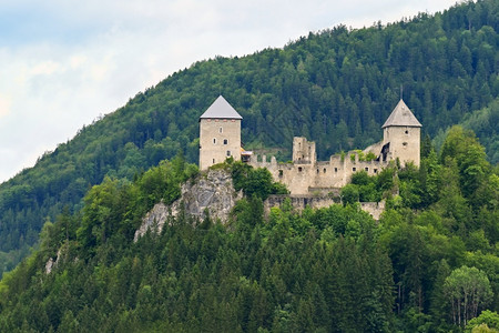 爬坡道在奥地利阿尔卑斯山的美丽古老城堡山上有森林和岩石高山游客历史图片