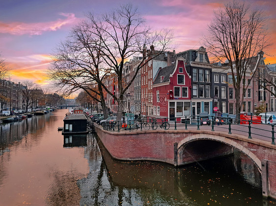 自行车旅美丽的日落时荷兰阿姆斯特丹市风景图片
