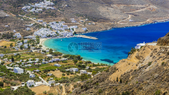 吸引力真实的希腊美丽阿摩戈斯岛Aegialis大海滩的景色村庄绿图片