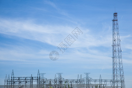电的工业和自然下草原在适中微云层天空共存航行在空气中飞翔建筑学多云的图片