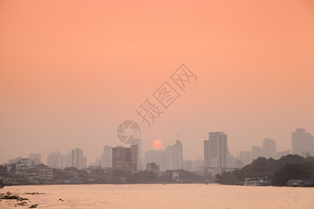 船清晨曼谷市的Tallest建筑在镇上的Tallest建筑和河通过城市太阳在早晨升起戏剧自然图片