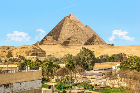 著名的埃及金字塔和开罗郊区吉扎金字塔和伟大的教科文组织中间图片