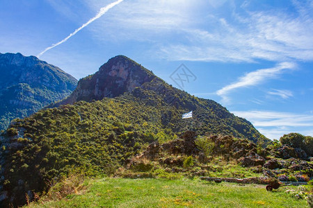 希腊北部Epirus平地斯山脉Zagoria的Vikos峡谷上悬挂希腊天空高度旅行图片