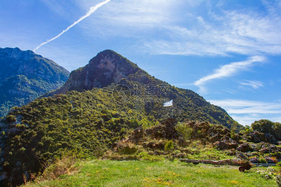 希腊北部Epirus平地斯山脉Zagoria的Vikos峡谷上悬挂希腊天空高度旅行图片