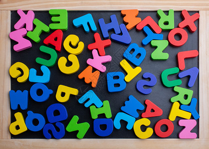 五颜六色的字母由木头制成作排版智力图片