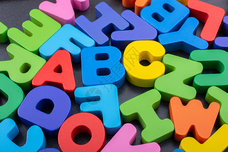日漫字幕孩子五颜六色的字母由木头制成世界教育学背景