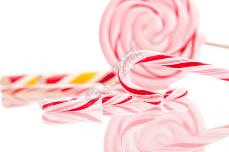 反射白色孤立背景上的彩色糖果照片infotooltip水果漩涡图片