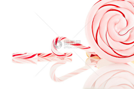 对待白色孤立背景上的彩色糖果照片infotooltip粉色的吸盘图片