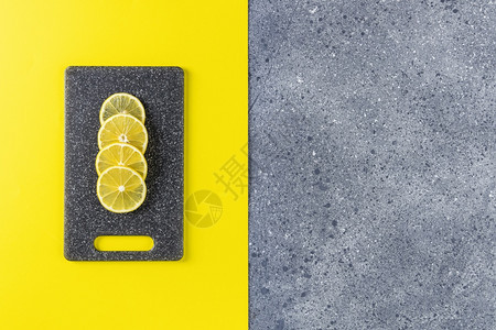 有创造力的灰色终极和发光的紫趋势柠檬和灰黄桌面切片板的创意食物背景灰色的桌子图片