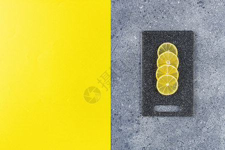 准备有创造力的茶灰色终极和发光的紫趋势柠檬和灰黄桌面切片板的创意食物背景图片