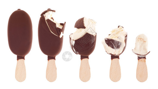 美味可口的牛奶巧克力冰淇淋被吃掉连续图象以白色背景隔开融化美味的糖果图片