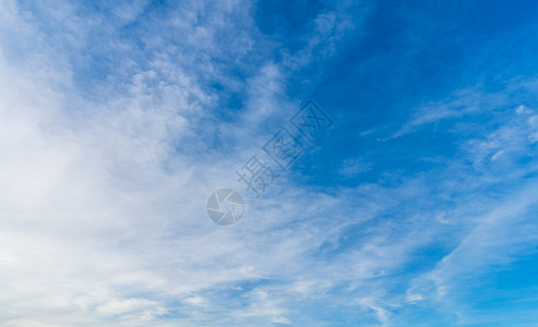 蓝色天空背景抽象的清晰纹理带白色云彩在空气中美丽的大中亮蓝天空背景云晴有质感的图片