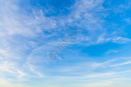 气象蓝色天空背景抽象的清晰纹理带白色云彩在空气中美丽的大中亮蓝天空背景大气层积云图片