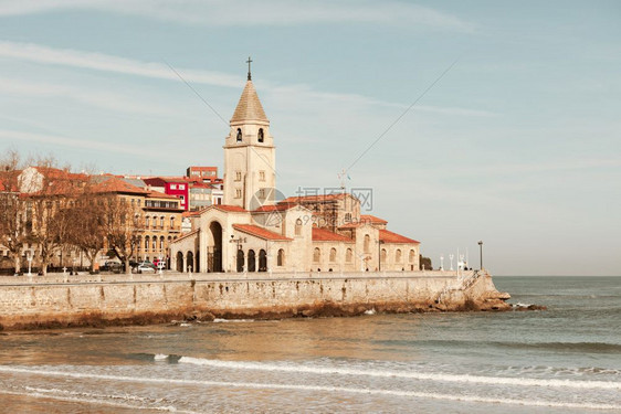 塔天空圣洛伦佐海洋滩和西班牙北部阿斯图里亚州吉琼圣佩德罗教堂的景象海滨图片