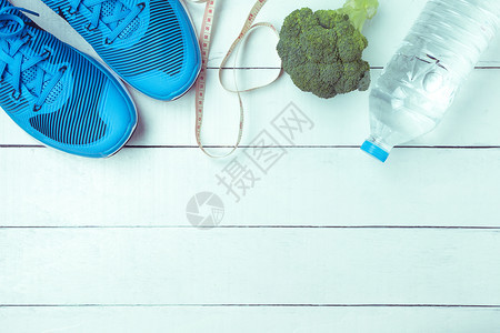 黑板瓶子健康概念饮食和健身运动鞋broccoli白木本底水瓶西兰花图片