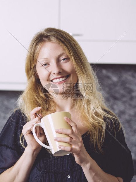 女士杯子一位美丽的金发女在厨房里盛着一杯咖啡的照片保持高清图片下载 正版图片307974139 摄图网