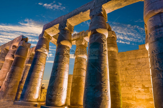 日落时埃及卢克索寺的发光柱蓝色结石宗教图片