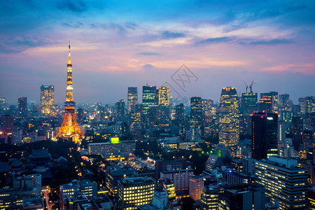 日本晚上东京市风景的空中观视著名商业地标图片
