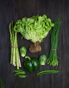 黑色木制旧板上的新鲜绿色有机蔬菜Top视图素食主义者桌上布鲁塞尔图片