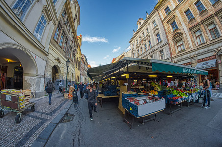 日落CZECHRepublic201年7月布拉格在阳光明媚的一天参观城市街道的游客每年吸引70万游客哥特建筑学图片