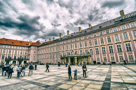 日落老的CZECHRepublic201年7月布拉格在阳光明媚的一天参观城市街道的游客每年吸引70万游客文化图片