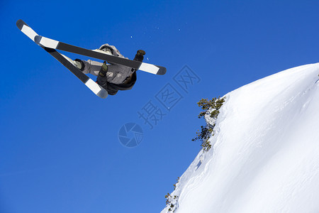 冬季跳跃的滑雪者图片