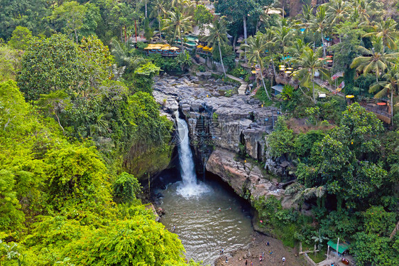 雨季美丽的高印度尼西亚巴厘岛Tegenungan瀑布图片