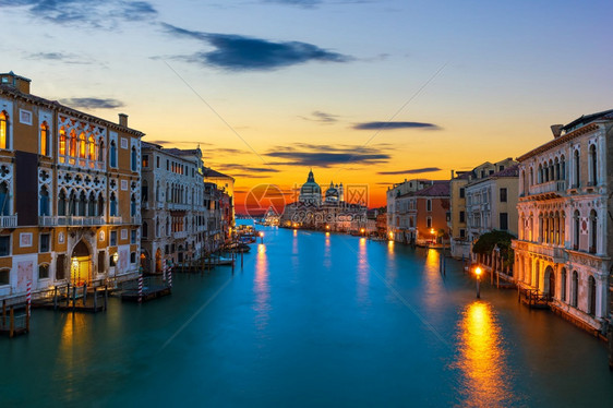 晚上学术界反射在意大利威尼斯日出时的大运河图片