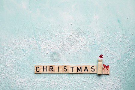 空白的圣诞老人带文字节和礼品盒蓝色背景上带雪圣诞快乐假日礼物概念带复制空间顶视图圣诞老人文字空间带圣诞节文字蓝色背景上带红蝴蝶结图片