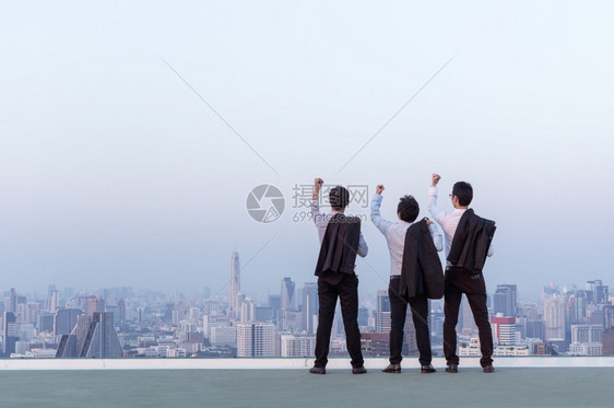 背部行政人员建造商业团队合作人站在大楼顶端握手展示成功并透过城市企业团队合作概念的风景看一城市企业团队合作概念的风景图片