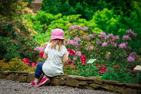 花坛边玩耍的小女孩图片