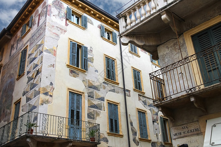罗马的意大利维纳ArcheScaligere街上挂有壁画的图片房屋百叶窗拱门图片