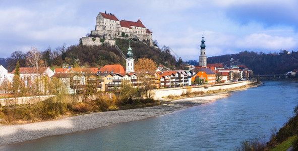 夏天在德国旅行巴伐利亚美丽的中世纪小镇博格豪森拥有欧洲最大的城堡与奥地利接壤德国博格豪森的地标和历史名胜堡垒全景图片