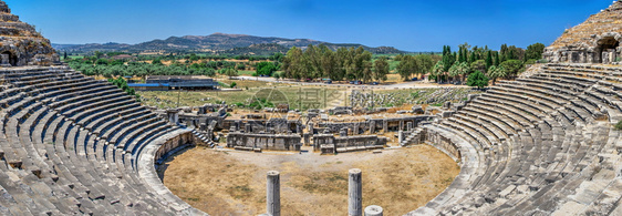 夏天座位土耳其希腊城市Miletus的古老剧院内地在阳光明媚的夏季日照耀土耳其Miletus古代剧院内地米利都图片