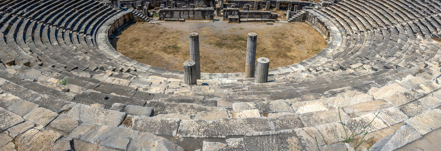 火鸡土耳其希腊城市Miletus的古老剧院内地在阳光明媚的夏季日照耀土耳其Miletus古代剧院内地殖民化巨大图片