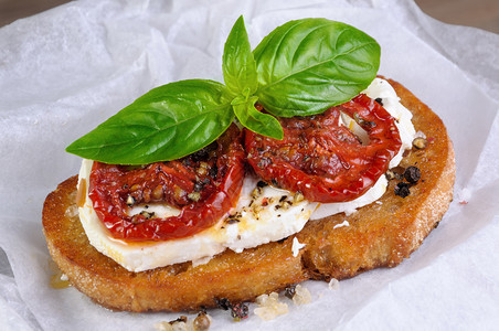 Bruschetta与Feta和日晒番茄片盐小吃低卡路里图片