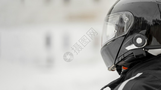 大灯巡洋舰女带头盔的特写摩托车手分辨率和高质量的美丽照片带头盔的特写摩托车手高质量的美丽照片概念图片
