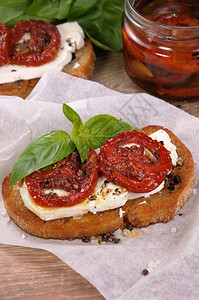 盘子Bruschetta与Feta和日晒番茄片十一调味品图片