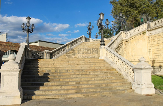 博洛尼亚意大利市蒙塔尼诺拉帕尔科德蒙塔尼罗公园的楼梯灰泥欧洲城市的图片