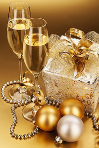 闪发光的弓长笛香槟和圣诞礼物两杯香槟圣诞礼物和球图片