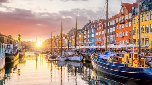 街道旅游目的地丹麦哥本哈根市中心的风景在日落时著名的旧尼哈文港图片