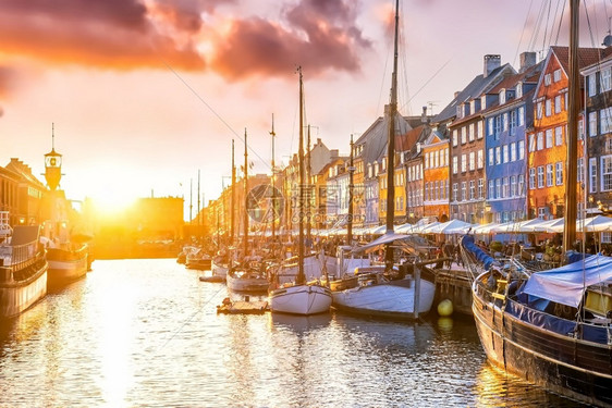 城市屋丹麦哥本哈根市中心的风景在日落时著名的旧尼哈文港目地图片