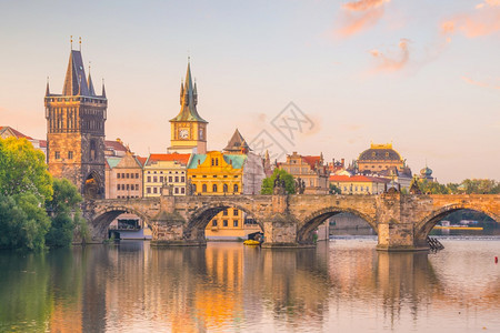 黎明街道捷克Charles桥和布拉格市天际的著名标志图象全景图片