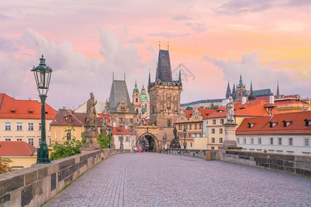 黄昏捷克Charles桥和布拉格市天际的著名标志图象建筑学暮图片