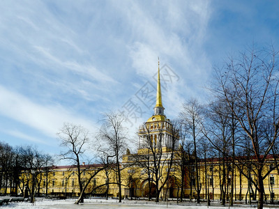 风向标俄罗斯圣彼得堡201年3月5日海军大厦主入口有一座塔和金色的圆形有天窗角度低蓝色船图片